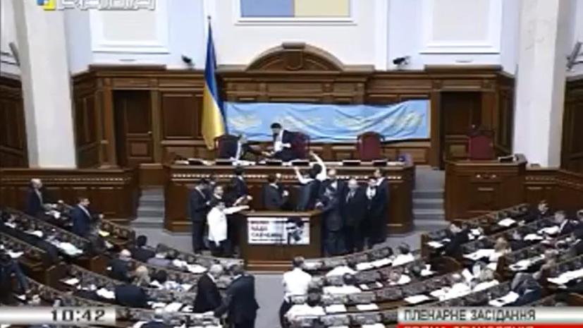 Депутаты Верховной рады блокировали трибуну, требуя отставки Яценюка