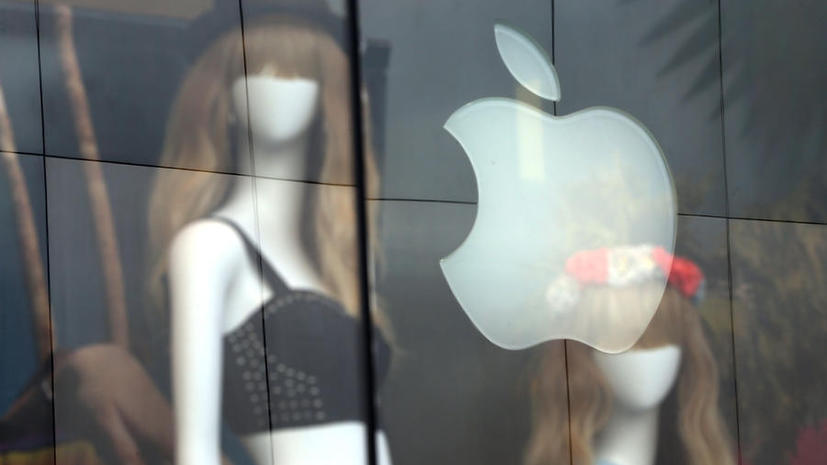 Компания Apple наняла экс-главу Yves Saint Laurent для работы по спецпроектам