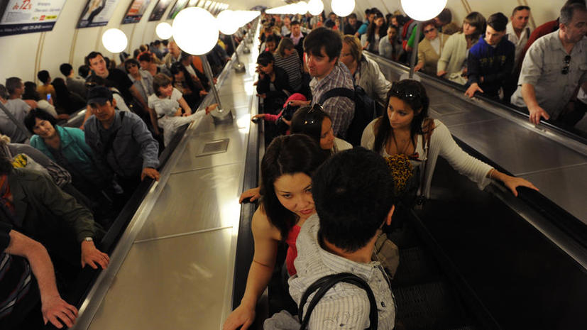 Пассажирам столичного метро придётся притормозить на эскалаторе