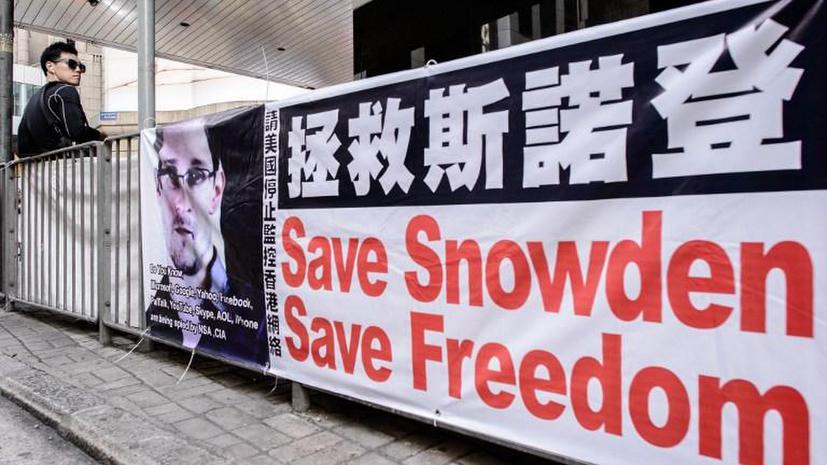 Экс-сотрудник ЦРУ Эдвард Сноуден летит из Гонконга в Москву